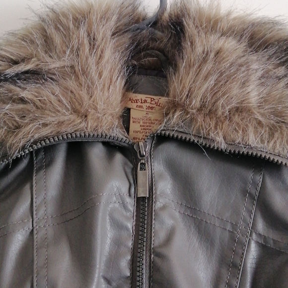 Grey sleeveless zipped top - Picture 6 of 7